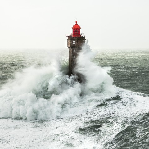 Photo Le phare de la Jument dans le Finistère - Bretagne par Philip Plisson