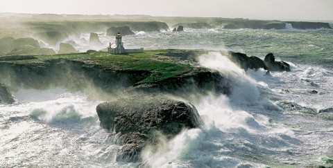 Photo Gale warning on Pointe des Poulains lighthouse in Belle-Ile par Philip Plisson