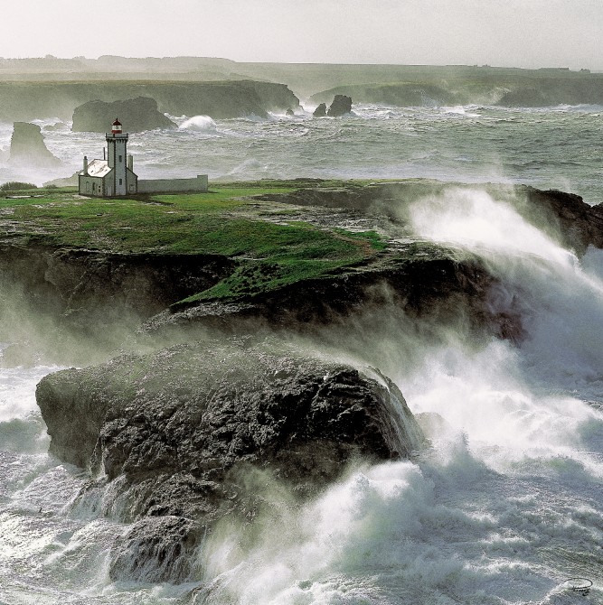 Photo Avis de coup de vent sur le phare de la pointe des Poulains à Belle-Ile par Philip Plisson