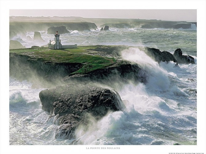 Photo Gale warning on Pointe des Poulains lighthouse in Belle-Ile par Philip Plisson