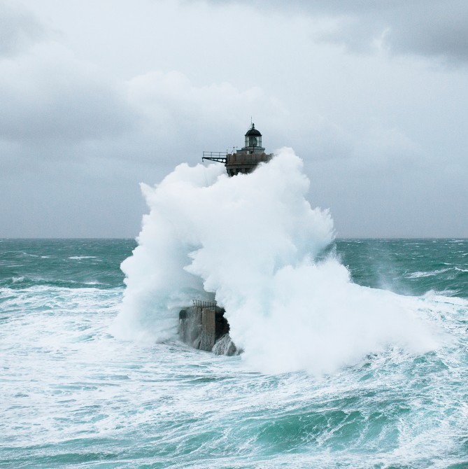 Photo Vague sur le phare du Four, Bretagne par Philip Plisson