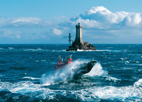 Photo Lifeboat in front of the Vieille lighthouse, Finistère par Philip Plisson