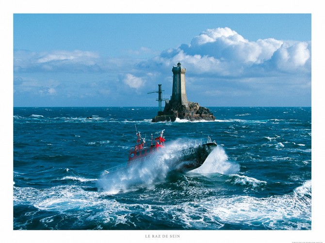 Photo Canot de sauvetage devant le phare de la Vieille, Finistère par Philip Plisson