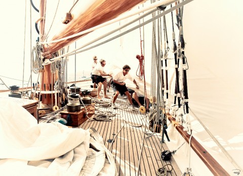 Photo Manoeuvre à bord d'un classique yacht par Philip Plisson