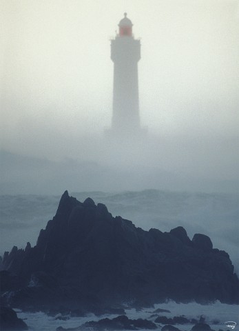Photo Fog on the Jument lighthouse, Ouessant island , Finistère par Philip Plisson
