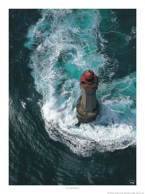 Photo Le phare de la Jument dans le courant du Fromveur, Ouessant par Philip Plisson