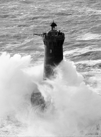 Photo The Four lighthouse in black and white, Finistère, Brittany par Guillaume Plisson