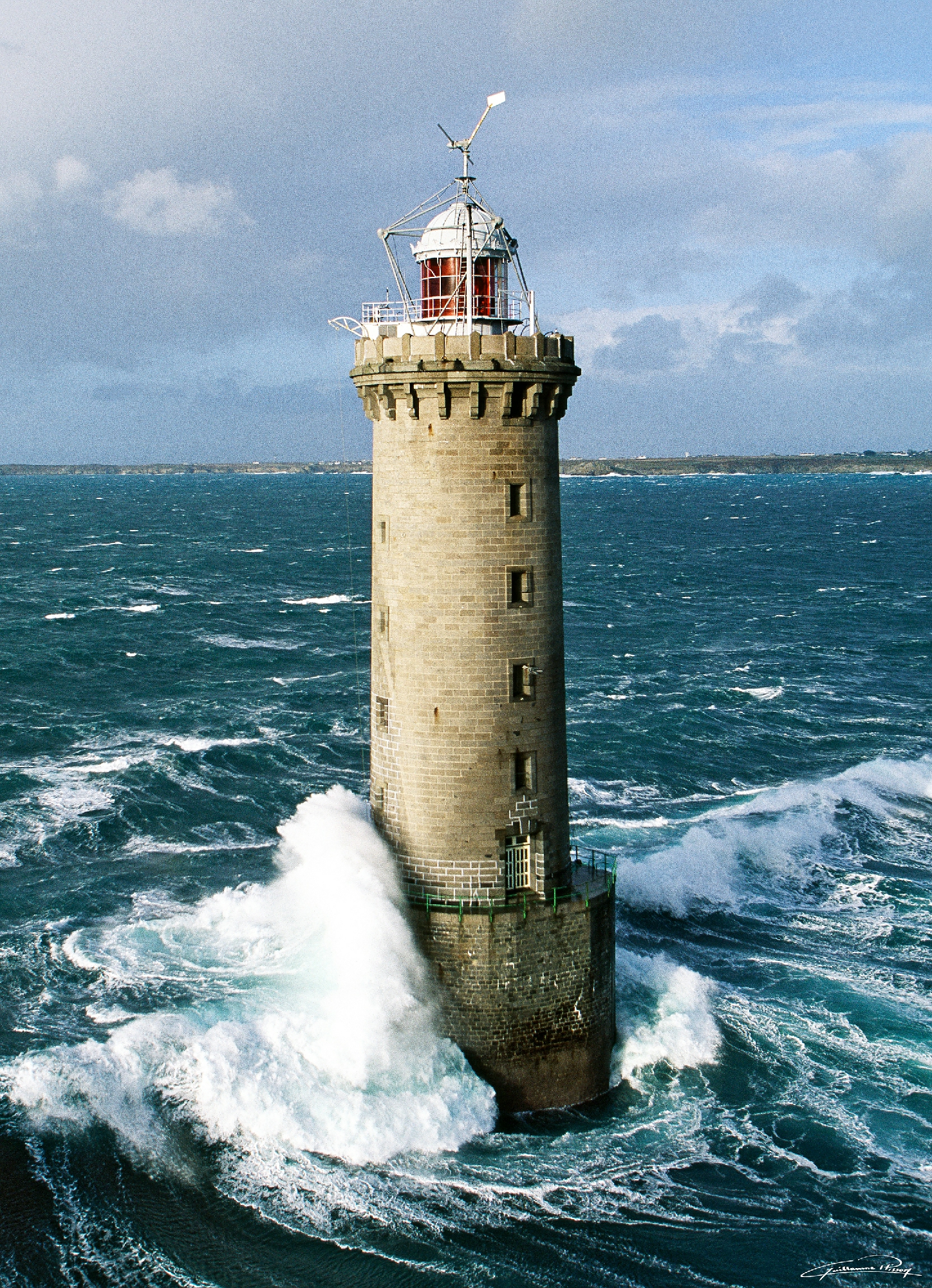 Poster Le phare de Kéréon entre les îles de Molène et de Ouessant,  Bretagne par Guillaume Plisson • Galerie Plisson - La Trinité-sur-Mer