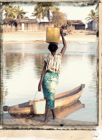 Photo La porteuse d'eau, Madagascar par Philip Plisson