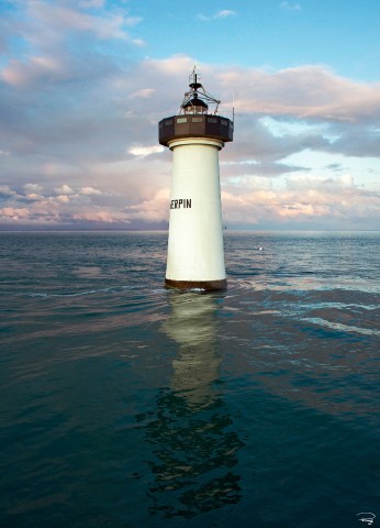 Photo The Pierre de Herpin lighthouse, Ille-et-Vilaine, Brittany par Philip Plisson
