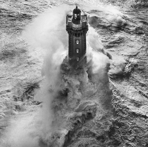Photo Le phare de la Vieille dans le Raz de Sein par Philip Plisson