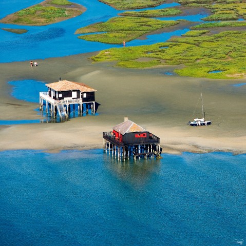 Photo The tchanquées cabins in the birds island, Arcachon Bay par Philip Plisson