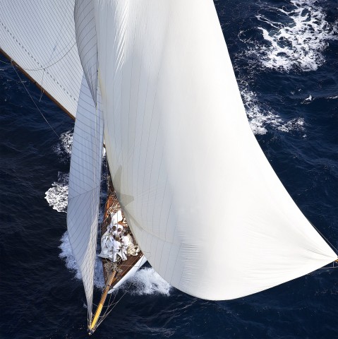 Photo Traditional sailboat under spinnaker par Guillaume Plisson