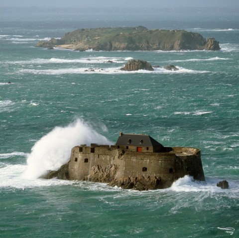 Photo The fort of Conchée in front of Saint-Malo, Ille-et-Vilaine par Philip Plisson