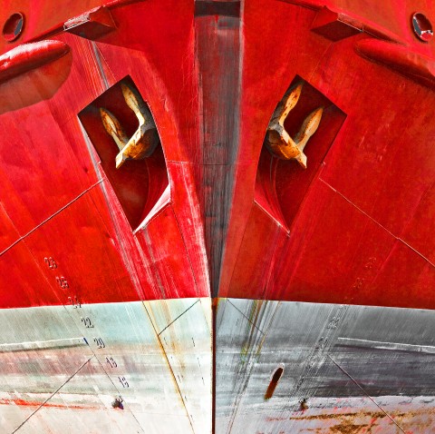 Photo Trio rouge, bouée, étrave, phare par Philip Plisson