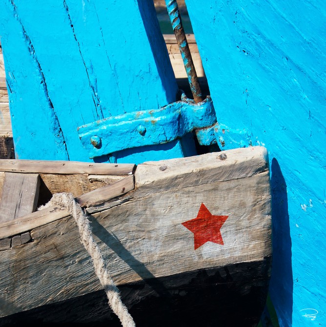 Photo Trio coques de bateaux bleus par Philip Plisson