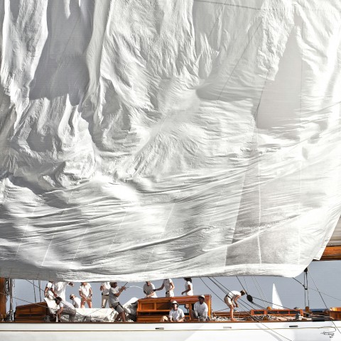 Photo Maneuver on board a classic sailboat par Philip Plisson