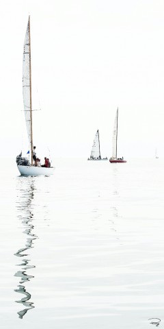 Photo 6 mètres JI, voilier dans le petit temps par Philip Plisson