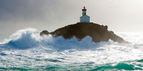 Photo Tévennec lighthouse, Raz de Sein, Brittany par Philip Plisson