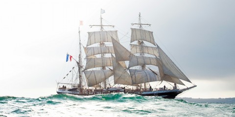 Photo The three-masted boat Belem in the swell par Philip Plisson