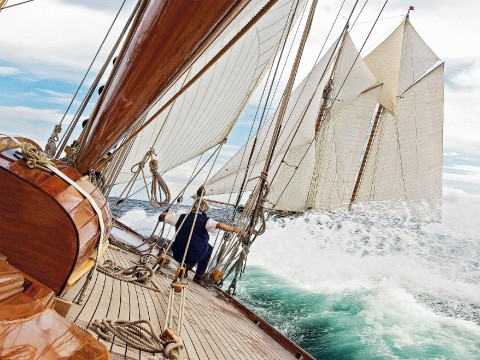 Photo Aboard Mariquita, classic yacht par Philip Plisson