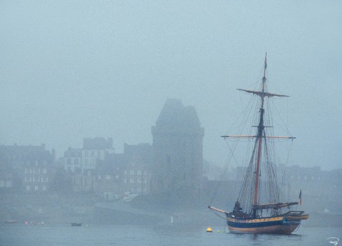 Photo Le Renard, cotre corsaire au mouillage devant Saint-Malo par Philip Plisson