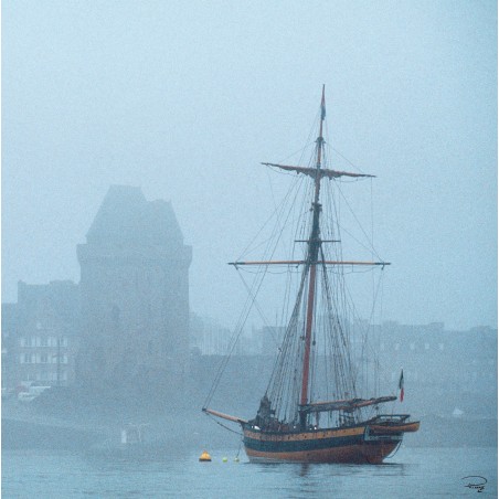 Le Renard, cotre corsaire au mouillage devant Saint-Malo