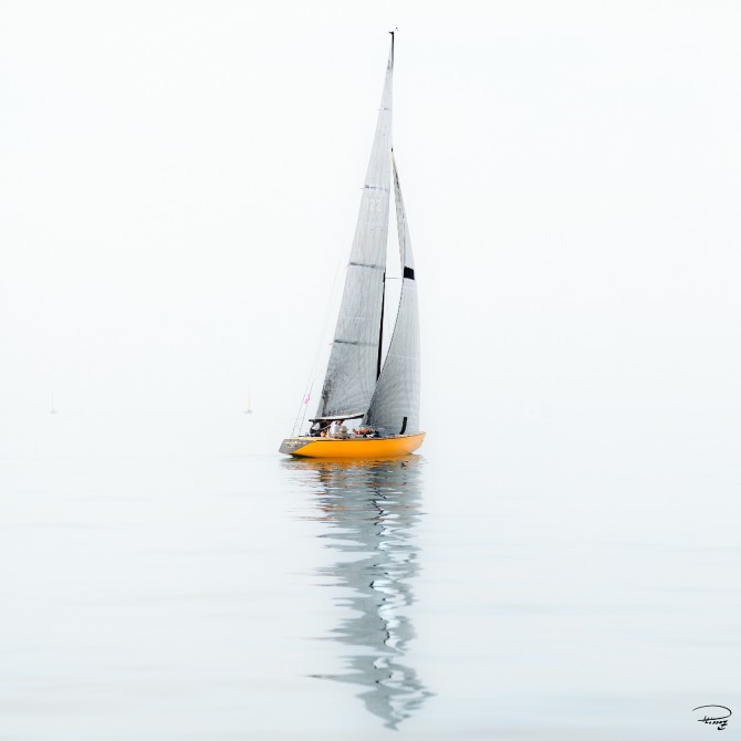 Photo 6 mètres JI, voilier coque jaune par Philip Plisson