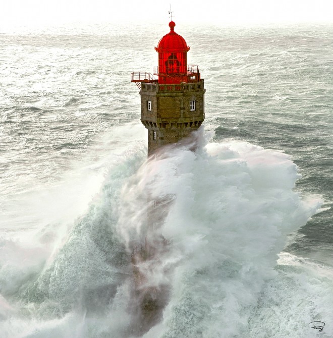 Photo Tempête sur le phare de la Jument, Ouessant, Bretagne par Philip Plisson