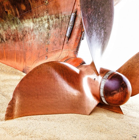 Photo Propeller on the sand par Philip Plisson