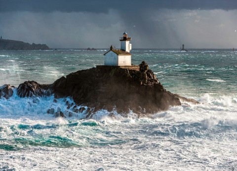 Photo Coup de vent sur le phare de Tévennec, Bretagne par Philip Plisson