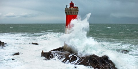 Photo Vague sur le phare des Pierres Noires, Bretagne par Philip Plisson