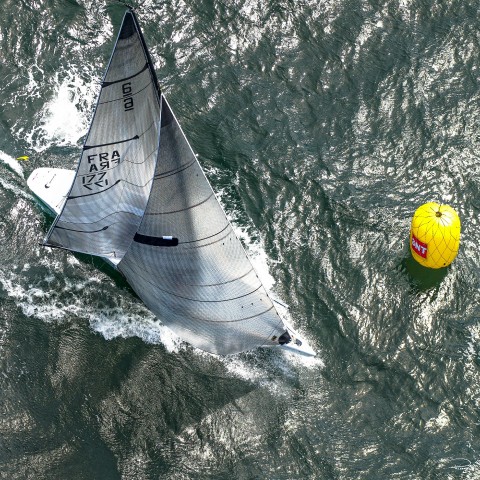 Photo 6 mètres JI, voilier en régate par Philip Plisson