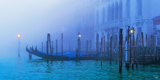 Photo Les gondoles sous la brume, Venise par Philip Plisson
