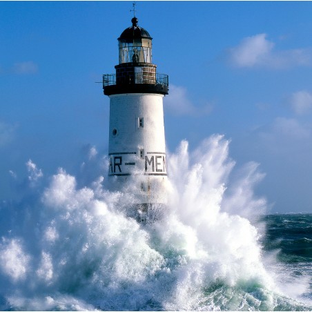 Le phare d'Ar Men sous l'assaut des vagues