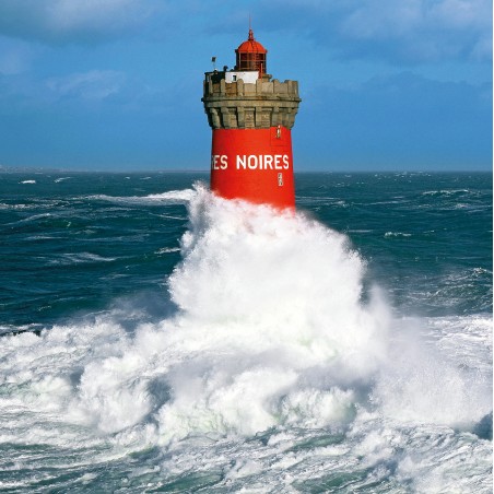Le phare des Pierres Noires au large de la Pointe Saint-Mathieu