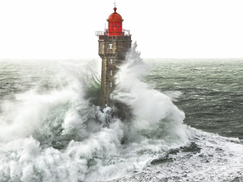 Photo Le phare de la Jument dans le Finistère - Bretagne par Philip Plisson