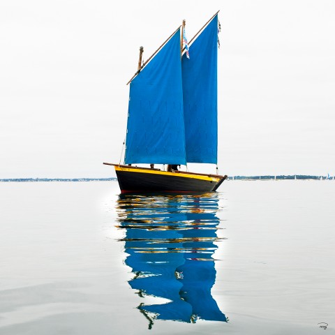 Photo Sinagot with blue sails par Philip Plisson