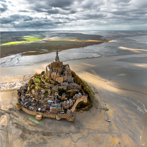 Photo Le Mont-Saint Michel entre ciel et basse mer, Normandie par Philip Plisson