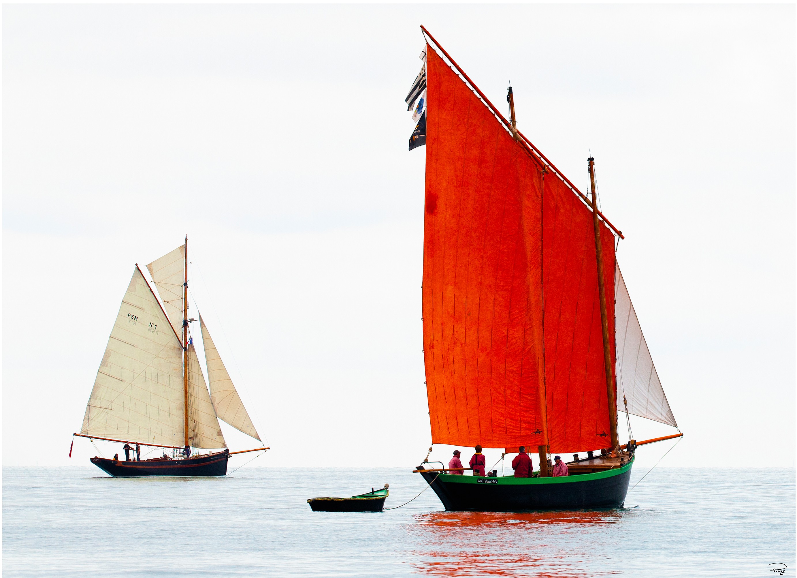 Poster Bateaux de pêche traditionnels en mer - Bretagne par Philip  Plisson • Galerie Plisson - La Trinité-sur-Mer