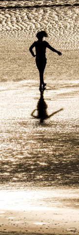 Photo Shadow game on the beach par Philip Plisson