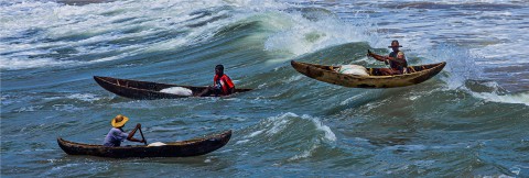 Photo Pêcheurs Malgaches surfant sur la vague par Philip Plisson