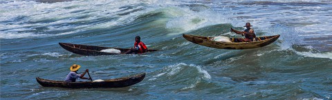 Photo Malagasy fishermen surfing the wave par Philip Plisson