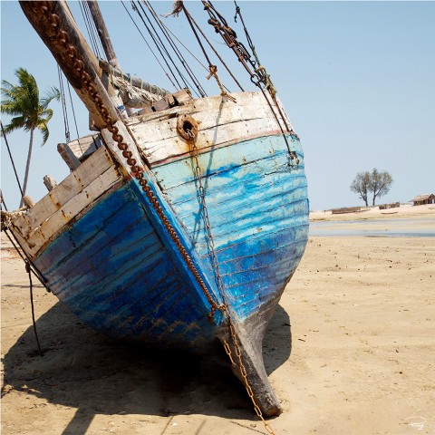 Photo Madagascar, bateau sur la plage par Philip Plisson