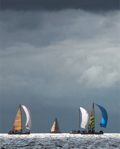 Photo Cloudy skies over the Spi Ouest France regattas par Philip Plisson