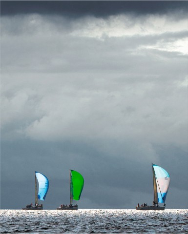 Photo Cloudy skies over the Spi Ouest France regattas par Philip Plisson